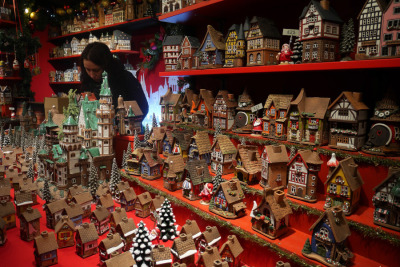 Verkaufsstand mit Räucherhäuschen auf dem Weihnachtsmarkt