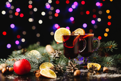 Glühwein mit weihnachtlicher Deko