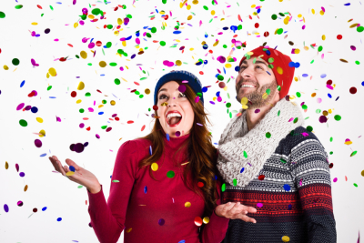 Mann und Frau in Winterkleidung feiern Party