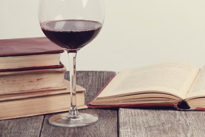 Bücher und ein Glas Rotwein