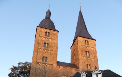 Blick auf die Doppelturmanlage des ehemaligen Augustiner-Chorherrenstiftes