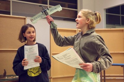 Theaterstück Hanna: Else Beier als Annett und Pia Schirmer als Susanne in der Probe von Szene 1