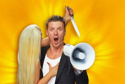 Mann mit Megaphon und blonde Frau mit Messer in der Hand