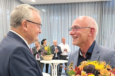 Von Landrat Uwe Melzer (r.) gab es zum Abschied Blumen, Foto: C. Helbig