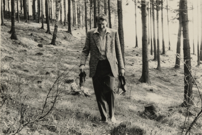 Gerhard Altenbourg barfuß im Wald, vermutlich 2. Hälfte 1950er Jahre