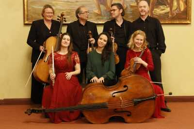 hintere Reihe: Claudia Stillmark (Violoncello), Miguel Angel Lucas Lorenzo (Viola), Tino Purschke (Violine), Ronald Güldenpfennig (Kontrabass); vordere Reihe: Anne Baumbach (Flöte), Gabriela Croitoru (Harfe), Anna Zaubzer (Violine)