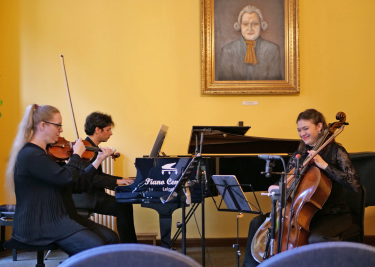 Judith Eisenhofer an der Violine, Tommaso Graiff am Klavier und Anna Herrmann am Violoncello