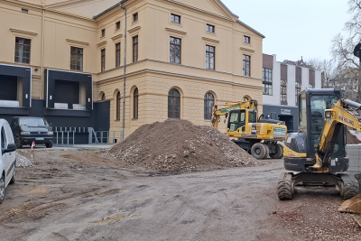 Mit Hochdruck wird an den Außenanlagen gearbeitet.