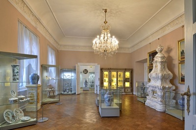 Ausstellung mit ostasiatischem Porzellan aus der Sammlung Lindenaus im Residenzschloss Altenburg