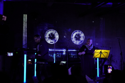 Rebecca Klukas mit Digital Factor auf der Bühne zum Benefizkonzert 2024