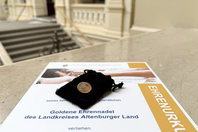 Goldene Ehrennadel und Urkunde