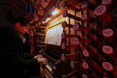 Schlossorganist Daniel Beilschmidt an der Trost-Orgel der Altenburger Schlosskirche