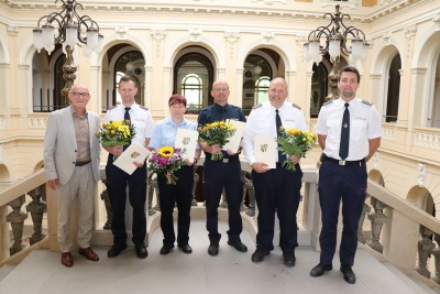 v.l.n.r. Landrat Uwe Melzer, Marcel Birkholz, Lisanne Peschek, Kai Seiler, Marcel Greunke, Kreisbandinspektor Florian Körner