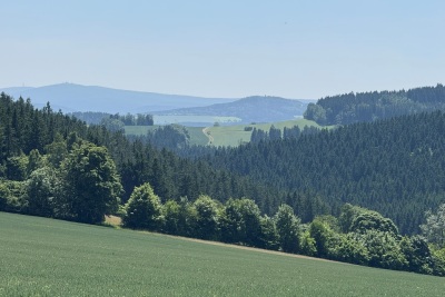 Blick auf den Pöhlberg, Fichtelberg und Klinovec