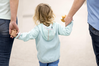 Familie, die Hand in Hand läuft