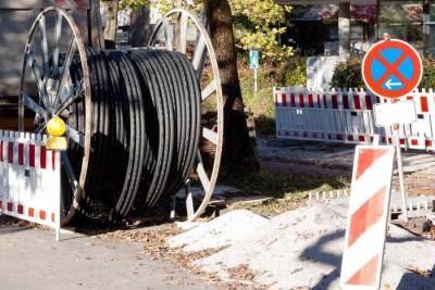 Kabeltrommel auf einer Straße