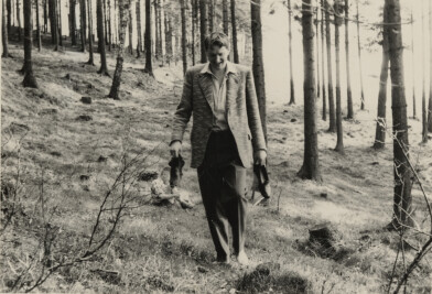 Schwarz-weiß Fotografie von Gerhard Altenburg barfuß im Wald