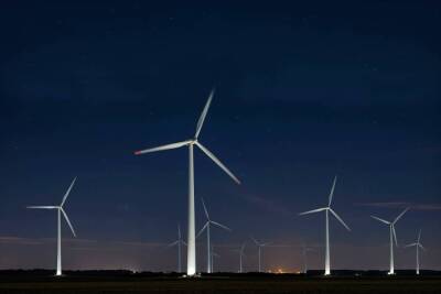 Windräder in der Nacht