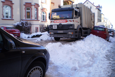 Müllauto bei Schnee durch enge Straßen