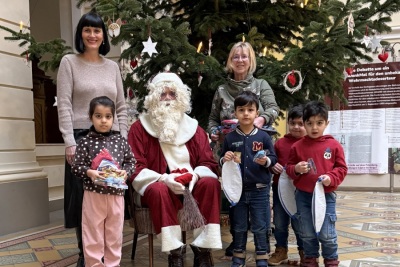 Weihnachtsmann überreicht Geschenke im Landratsamt