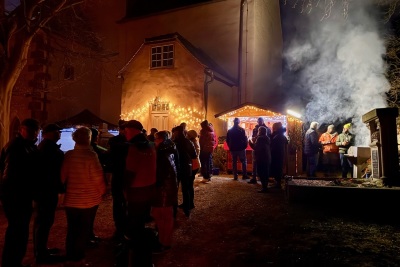 Adventsstimmung vor der Kirche in Bornshain