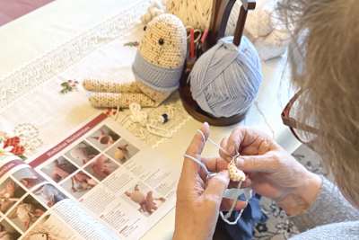 Von Helga Staszack gehäkelte Kuscheltiere.