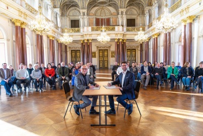 Landrat Uwe Melzer und Oberbürgermeister André Neumann bei der Unterzeichnung der Verbandssatzung des Zweckverbandes Altenburger Museen, 2026, Foto: Stadtverwaltung Altenburg/Franziska Ebert