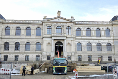 Mit einem LKW-Ladearm wurden die Balken für die Deckenstabilisierung ins Museum gehoben.