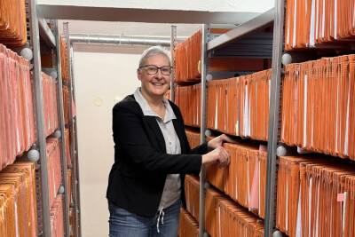 Fachdienstleiterin Silke Manger im Archiv, in dem etwa 20.000 Papierakten lagern.