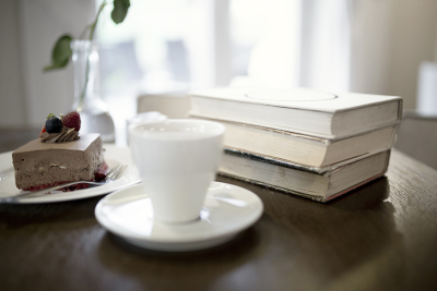 Kaffee und Kuchen mit Büchern 