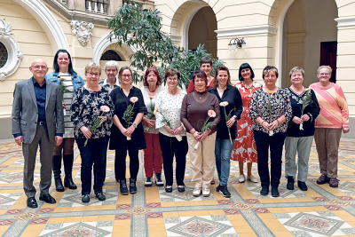 Landrat Uwe Melzer (l.) mit den geehrten Frauen und der Gleichstellungsbeauftragten Carina Michalsky (4. v. r.).