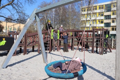 Neues Spiel- und Klettergerät für die Mädchen und Jungen der Regenbogenschule Altenburg