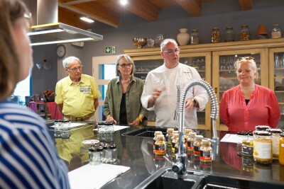 Gruppe in der Kochschule Senfonie