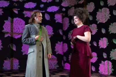 Minna von Barnhelm_v.l.n.r. Valentino Fortuzzi als Major von Tellheim, Michaela Dazian als Minna von Barnhelm