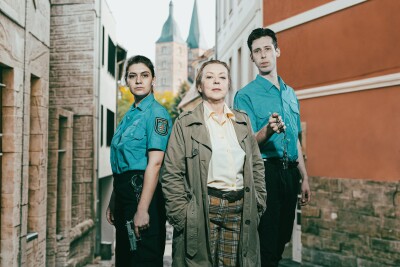 Blutrote Spitzen, v. l. n. r. Schauspielerin Antonia Marie Waßmund, Schauspielerin Charlotte Ronas und Schauspieler Rufus Gülland