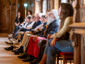 Personen sitzen im Bachsaal und Hören einem Vortrag zu