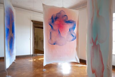 Ausstellungsansicht im Prinzenpalais mit herabhängenden Kunstwerken