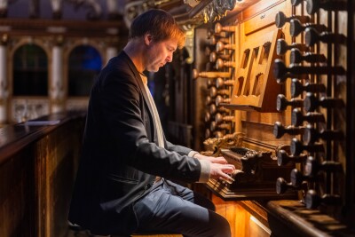 Daniel Beilschmidt an der Trost-Orgel