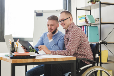 Rollstuhlfahrer bei der Arbeit im Büro_Bild von magnific