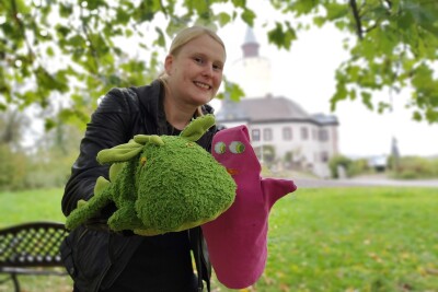 Museumsmitarbeiterin Franziska Huberty, hier mit den guten Burggeistern Posti und Stein