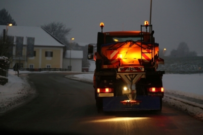 Streusalzfahrzeug auf einer winterlichen Straße
