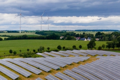 Solaranlage in Schmölln am Kapsgraben auf der "Deponie Am Kapsgraben" - Am Horizont die vier höchsten Windräder im Landkreis 216 Meter hoch bei Mohlis