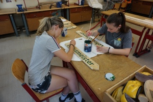 (v. l.) Julia und Katharina aus der 9. Klasse bei der Erneuerung der Beschilderung für das Schulgelände der Staatlichen Regelschule Nöbdenitz
