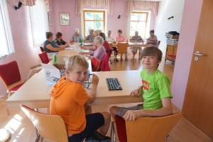 In der Gemeindeverwaltung Thonhausen unterstützen (v. l.) Felix und Arthur (beide 5. Klasse der Regelschule Nöbdenitz) den Spielvormittag für Senioren