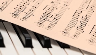 Notenpapier auf Klaviertasten