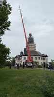 Die neue Kuppel hoch oben am Kranhaken.