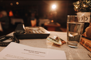 Manuskript liegt auf dem Tisch