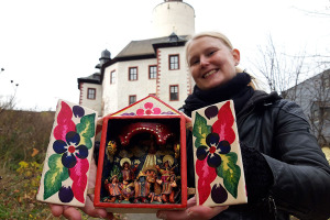 Franziska Huberty aus dem Museum Burg Posterstein zeigt ein Retablo aus Südamerika aus der Sammlung Petrig