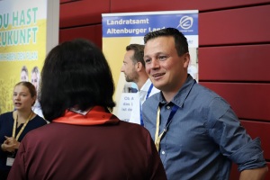 Die Vertreter des Landratsamtes im Gespräch mit Besuchern.