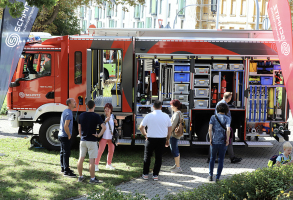Schmitz Feuerwehrtechnik präsentierte sich vor dem Goldenen Pflug.